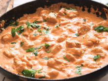 Panelão de strogonoff de frango para a família inteira repetir sem culpa (e sem faltar!): vem que eu te ensino a receita fácil!