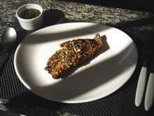 Salmão em crosta de gergelin e molho de gengibre