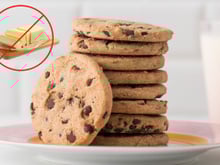 Desde que aprendi a fazer cookie sem manteiga quase nunca sobra quando tiro do forno; é menos gorduroso, mas muito macio!