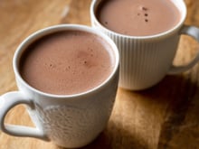 Enquanto o frio não vai embora eu sigo fazendo esse chocolate quente vegano: receita cremosa é fácil de fazer e tão saborosa quanto a tradicional