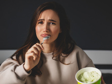 O que significa comer quando está triste, entediado ou ansioso? Psicólogos explicam a complexidade de tudo isso