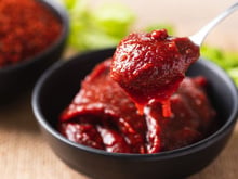 Gochujang é a pasta de pimenta coreana que vai incrementar suas refeições: saiba do que é feita e como usar em vários pratos
