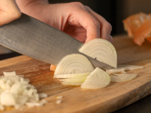 Nunca mais chore cortando cebola: esse truque de chef vai mudar sua vida!