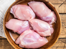 Fazer o frango assim é a melhor solução para quem não tem paciência para desossar