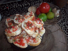 Torrada com vinagrete e queijo