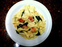 Papardelle com espinafre, tomate e gorgonzola