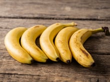 Não embrulhe em papel-alumínio nem pendure em ganchos: veja como conservar bananas por duas semanas sem que amadureçam