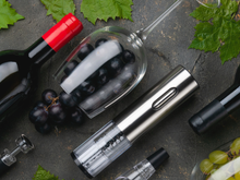 Abridor de vinho elétrico funciona? Conheça esse utensílio que promete abrir vinhos com mais facilidade