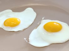 Eu testei fritar ovos com leite e entendi por que tanta gente recomenda, agora só faço assim