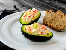 Abacate recheado com surimi 