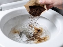 Parece inusitado, mas o hábito de descartar borra de café no vaso sanitário pode resolver um grande problema sem usar produtos químicos