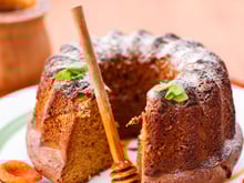 Receita de bolo de mel simples, fofinho e fácil de preparar: sucesso garantido no café da tarde