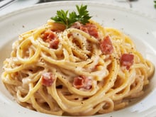 Parem tudo para ver esse macarrão com bacon: o segredo do molho branco aveludado do TudoGostoso