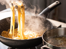 A panela wok é o utensílio ideal para presentear com um item de cozinha