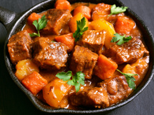 Era só o que faltava:  mais 100 quilos de carne contaminada com pedaços de MADEIRA são descartados após reclamação de clientes