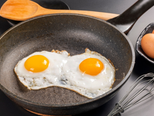 Chef japonês revela truque com água para fazer o ovo frito perfeito com gema mole