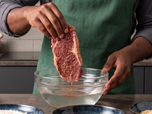 É por isso que as donas de casa mergulham a carne na água antes de fritar: TudoGostoso explica o truque