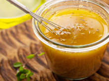 Adeus molho pronto: esse vinagrete de limão fácil e rápido de fazer transforma frango, saladas e legumes em pratos incríveis