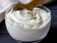 Antes de escolher entre iogurte grego e iogurte natural, leia atentamente. Qual é a opção mais saudável?