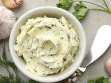Fazendo sua própria manteiga de ervas: com este ingrediente secreto, o sabor fica ainda melhor