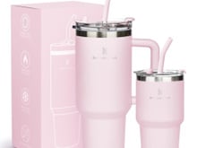 Kit de copos térmicos 1,18L + 591ml mantém bebidas na temperatura ideal e está com o menor preço do ano