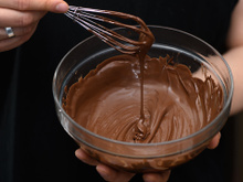 Nem brigadeiro, nem ganache: essa crema bariloche é o recheio para pavês, tortas e bolos que vai conquistar todo mundo!