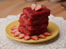 Adeus rabanada tradicional: a novidade que vai brilhar na sua ceia de Natal é essa rabanada de morango do amor!