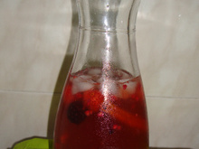 Sangria de champagne com frutos vermelhos