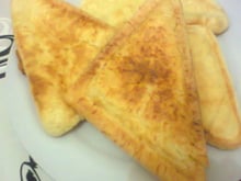 Pão de queijo mineiro de sanduicheira