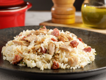 Como fazer arroz com bacon e frango desfiado em uma panela só