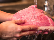 Não é apenas o frango que não pode ser lavado: o erro com carne que pode contaminar sua cozinha