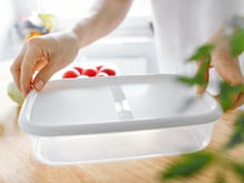 Julia e Natalia, especialistas em limpeza: "Para remover a gordura dos recipientes Tupperware, colocamos um papel-toalha com vinagre e detergente dentro e sacudimos."