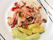 Ceviche andino de peixe branco e camarões