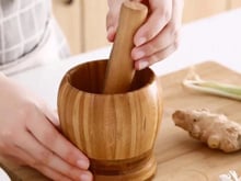 Para que serve o pilão com soquete? Conheça as funções desse utensílio essencial de cozinha