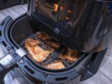 Airfryer causa câncer? Entenda riscos da fritadeira elétrica e o que a acrilamida tem com isso!