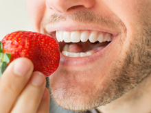 Esses alimentos podem afetar diretamente na sua saúde bucal e você nem fazia ideia