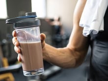 5 bebidas que não combinam bem com proteína em pó: descubra o que escolher!