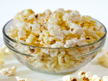 Nem na geladeira, nem no armário: onde guardar a pipoca para ela não murchar e ficar crocante dias depois