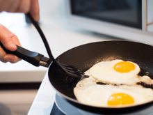 É por isso que você deveria borrifar um pouco de vinagre antes de fritar ovos: dica simples funciona como mágica