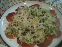 Salada de carpaccio com alcaparras