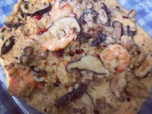 Risoto de arroz cateto com shitake, camarão e pimenta rosa