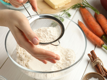 Por que algumas receitas pedem para peneirar a farinha? Descubra o que isso muda no preparo