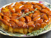 Muitas maçãs, pouco açúcar e pouca farinha: o bolo que cheira a casa de vó e parece uma obra-prima da confeitaria