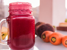 O suco perfeito para o seu verão: 5 motivos para tomar suco de beterraba com cenoura