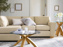 Conjunto com 2 poltronas e trio de mesinhas dá cara nova à sala por menos de R$ 325