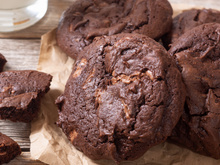Cookie de achocolatado é a nova alegria da criançada: é só misturar 4 ingredientes simples em uma tigela e levar ao forno que fica perfeito