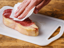 Esse truque com papel-toalha vai deixar sua carne sequinha e com aquela crostinha crocante que todo mundo ama