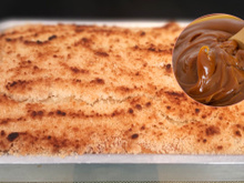 Essa cuca de banana tradicional da roça fica ainda mais deliciosa com doce de leite, não vai sobrar nem farelo!