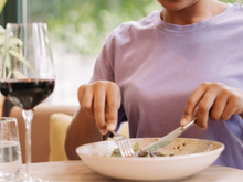 Pessoas que gostam de comer sozinhas em restaurantes têm 7 características raras em comum que quase ninguém imagina