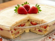 Receita de pavê de morango cremoso: TudoGostoso ensina o truque para o morango não aguar!